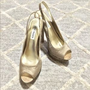 GUESS PUMPS
